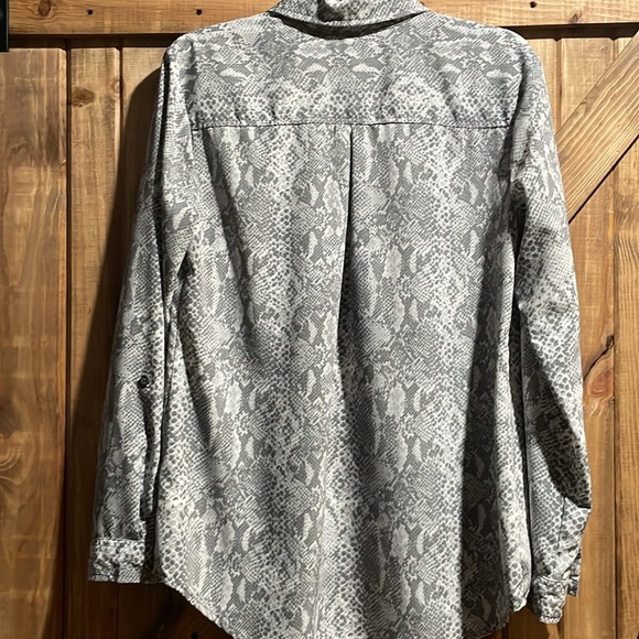 Snakeskin Time & Tru Button Up Size Medium 8/10 - Picture 6 of 6